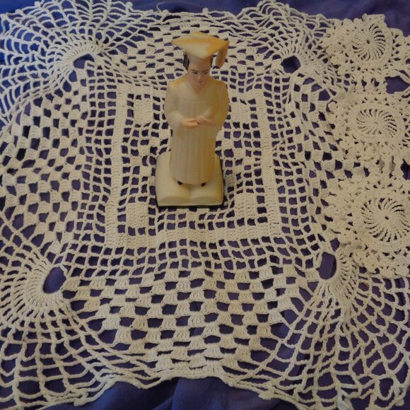 VINTAGE RETRO OLD LACE EDGE RETRO DOILYS PLASTIC FIGURINE OLD CUP LOT - Picture 16 of 16